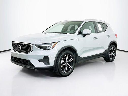 2025 Volvo XC40 B5 Core Bright Theme
