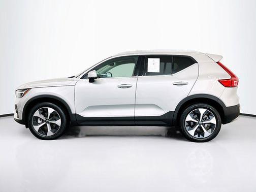 2025 Volvo XC40 B5 Plus Bright Theme
