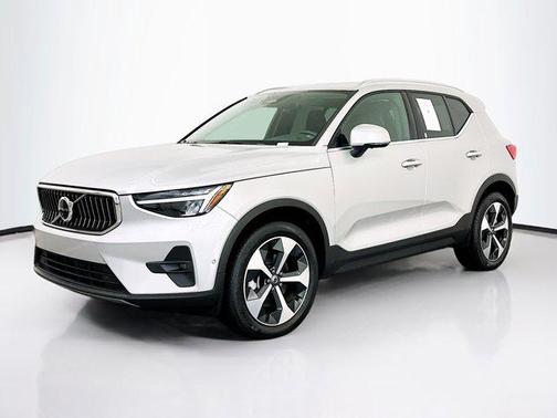 2025 Volvo XC40 B5 Plus Bright Theme