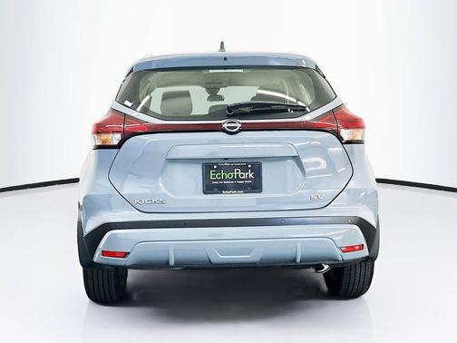 Boulder Gray Pearl 2024 Nissan Kicks SV