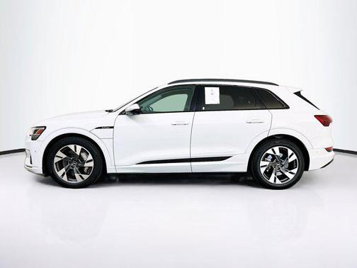 Glacier White Metallic 2021 Audi e-tron Premium