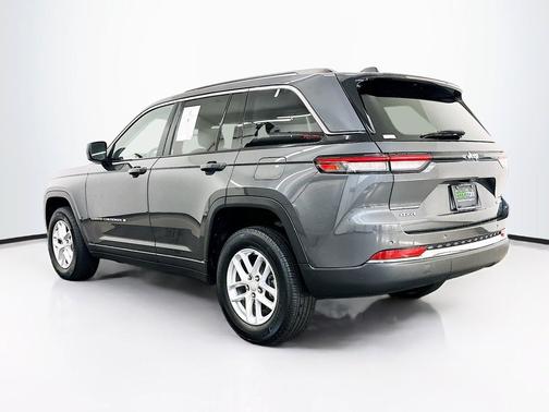 Baltic Gray Metallic Clearcoat 2023 Jeep Grand Cherokee Laredo