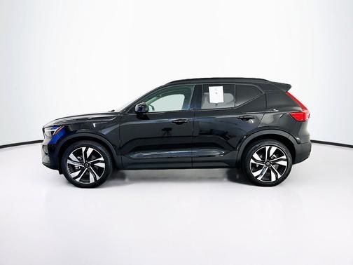 Onyx Black Metallic 2025 Volvo XC40 Plus Dark Theme