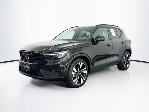 Onyx Black Metallic 2025 Volvo XC40 Plus Dark Theme