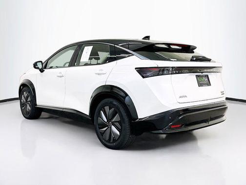 Everest White Pearl Tricoat/Black Diamond Pearl 2024 Nissan ARIYA ENGAGE+