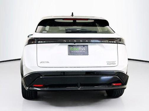 Everest White Pearl Tricoat/Black Diamond Pearl 2024 Nissan ARIYA ENGAGE+