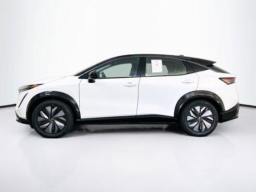 Everest White Pearl Tricoat/Black Diamond Pearl 2024 Nissan ARIYA ENGAGE+