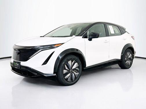 Everest White Pearl Tricoat/Black Diamond Pearl 2024 Nissan ARIYA ENGAGE+