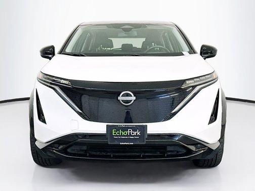 Everest White Pearl Tricoat/Black Diamond Pearl 2024 Nissan ARIYA ENGAGE+