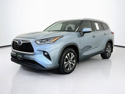 Moon Dust 2022 Toyota Highlander Hybrid XLE