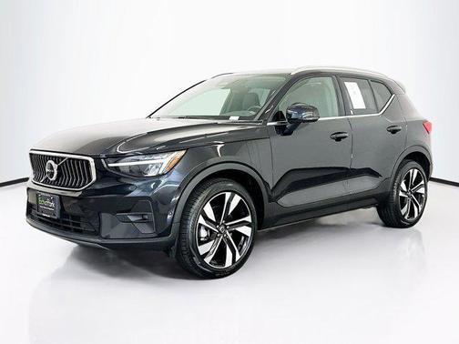 2025 Volvo XC40 B5 Plus Bright Theme
