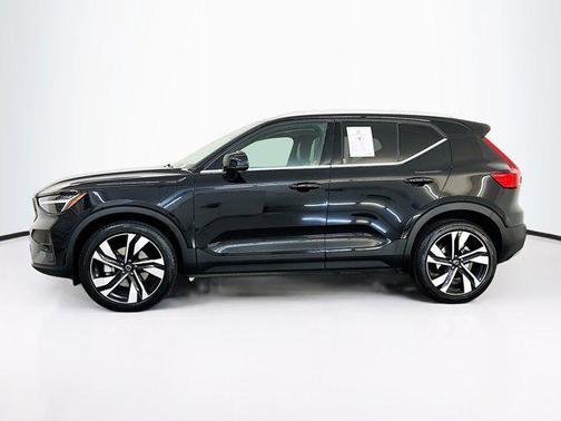 2025 Volvo XC40 B5 Plus Bright Theme