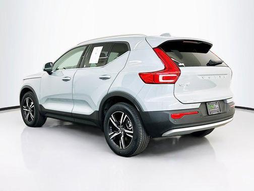 2025 Volvo XC40 B5 Core Bright Theme