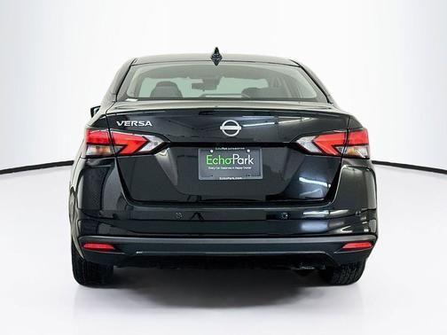 Super Black 2025 Nissan Versa 1.6 SV