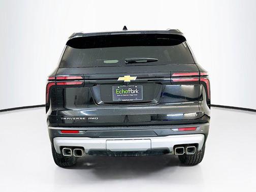 Mosaic Black Metallic 2024 Chevrolet Traverse LT