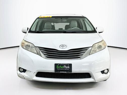 Super White 2012 Toyota Sienna XLE