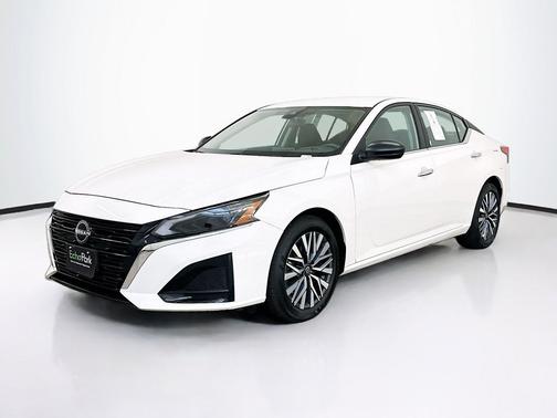 Glacier White 2025 Nissan Altima SV FWD
