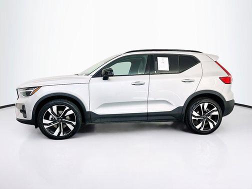 2025 Volvo XC40 B5 Plus Dark Theme