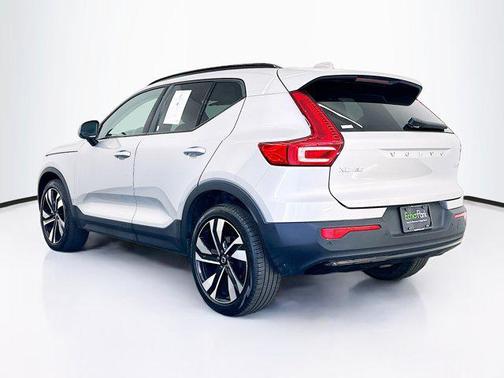 2025 Volvo XC40 B5 Plus Dark Theme