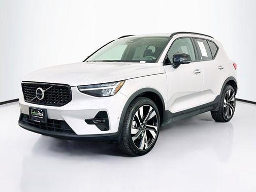 2025 Volvo XC40 B5 Plus Dark Theme