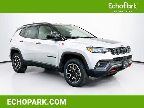 Silver Zynith Metallic Clearcoat 2025 Jeep Compass Trailhawk