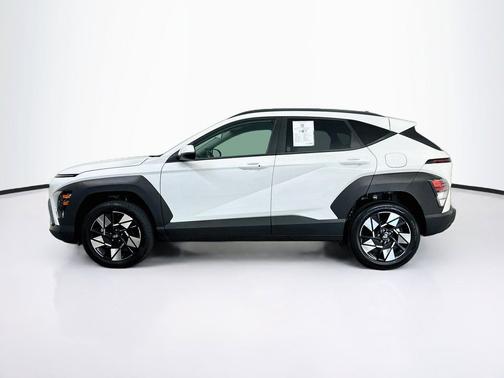 Atlas White 2025 Hyundai KONA SEL