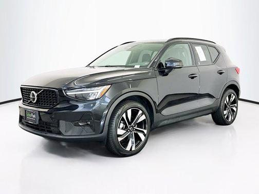 2025 Volvo XC40 B5 Plus Dark Theme