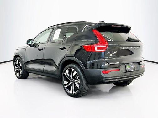 2025 Volvo XC40 B5 Plus Dark Theme