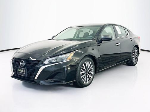 Super Black 2025 Nissan Altima SV
