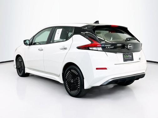 Super Black/Pearl White 2025 Nissan Leaf SV PLUS