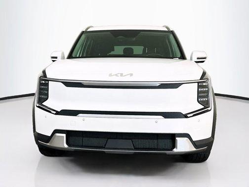 Snow White Pearl 2024 Kia EV9 Wind