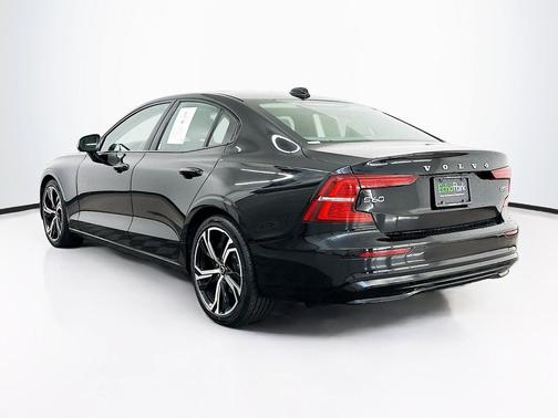 Onyx Black Metallic 2024 Volvo S60 B5 Core Dark Theme