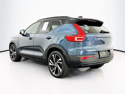 2022 Volvo XC40 T5 R-Design