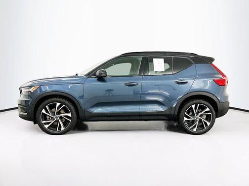 2022 Volvo XC40 T5 R-Design