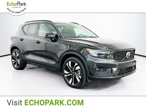 2025 Volvo XC40 B5 Plus Dark Theme