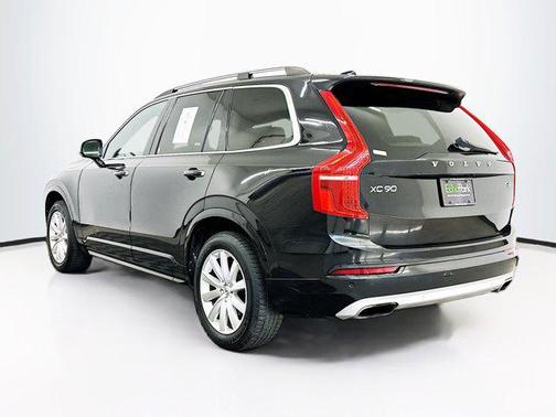 2017 Volvo XC90 T6 Momentum