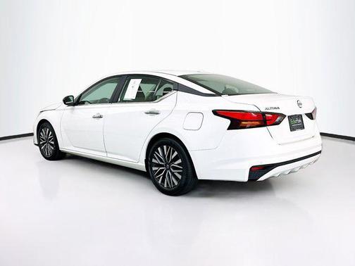 Glacier White 2025 Nissan Altima SV FWD