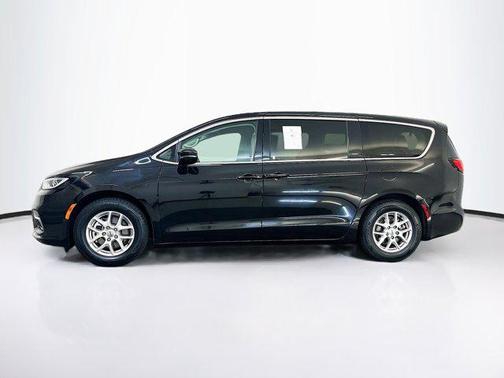 Diamond Black Crystal Pearlcoat 2024 Chrysler Pacifica Touring L