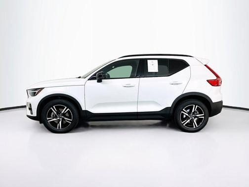 2023 Volvo XC40 B5 Plus Dark Theme