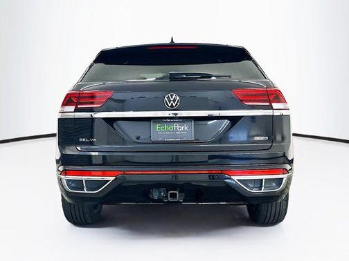 Deep Black Pearl 2022 Volkswagen Atlas Cross Sport 3.6L V6 SEL R-Line