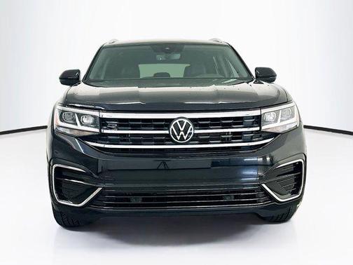 Deep Black Pearl 2022 Volkswagen Atlas Cross Sport 3.6L V6 SEL R-Line