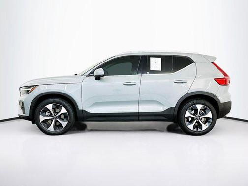 2024 Volvo XC40 B5 Plus Bright Theme