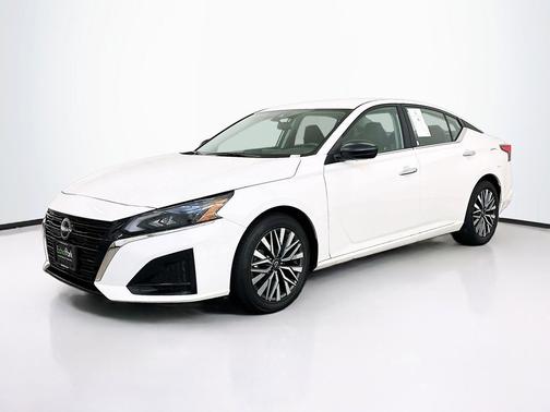 Glacier White 2025 Nissan Altima SV FWD