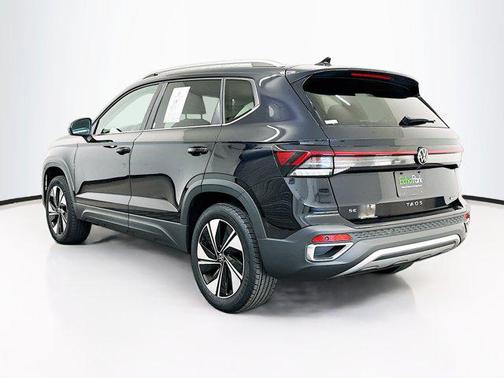 Deep Black Pearl 2025 Volkswagen Taos 1.5T SE