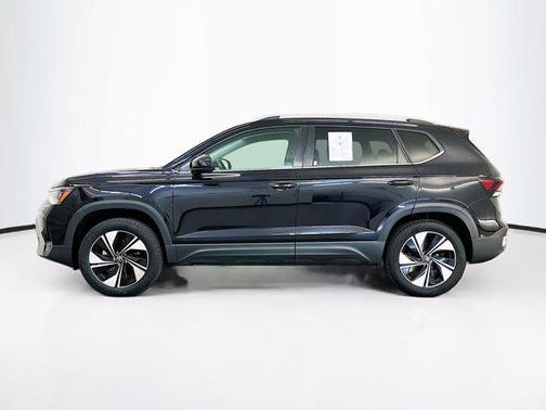 Deep Black Pearl 2025 Volkswagen Taos 1.5T SE