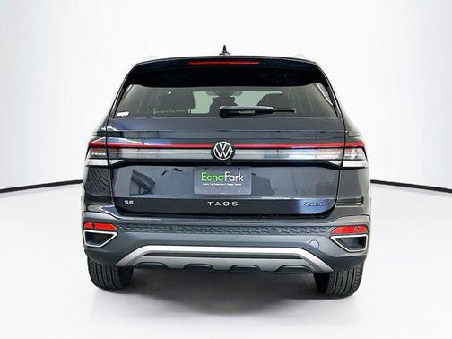 Deep Black Pearl 2025 Volkswagen Taos 1.5T SE