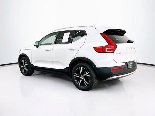 2025 Volvo XC40 B5 Core Bright Theme