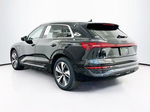 Mythos Black Metallic 2024 Audi Q8 e-tron Premium Plus