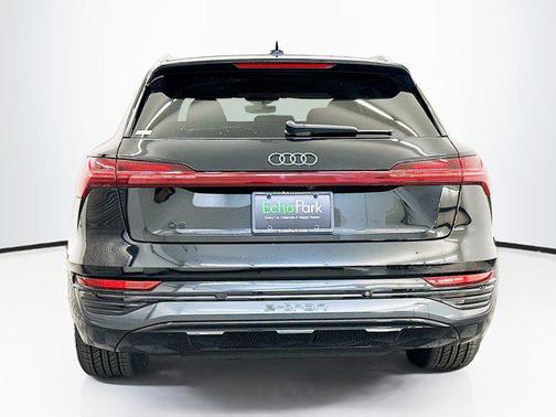 Mythos Black Metallic 2024 Audi Q8 e-tron Premium Plus