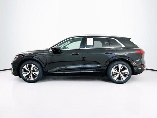 Mythos Black Metallic 2024 Audi Q8 e-tron Premium Plus